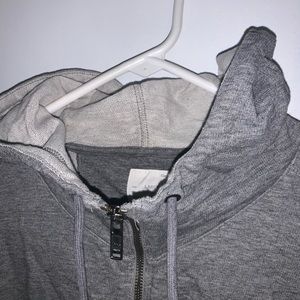 gap gray zip up hoodie (all the way up!)